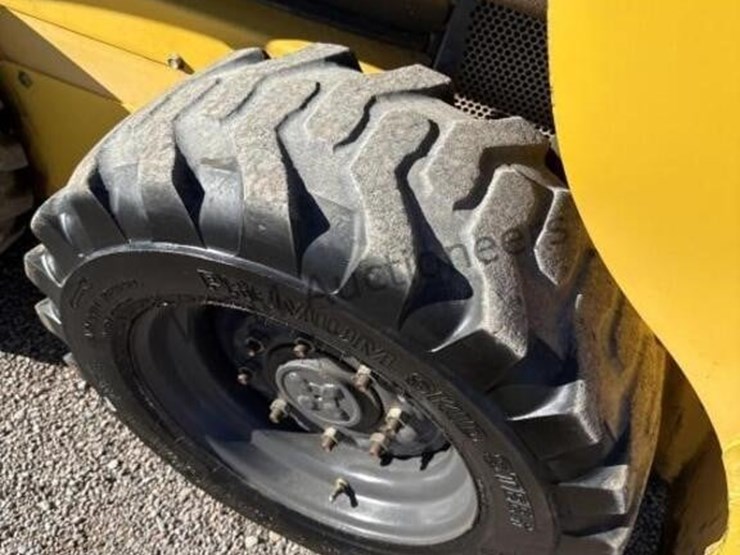 new-holland-l216-image-9