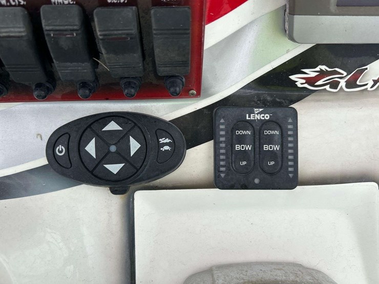 2014-glasstream-360-scx-twin-400r-mercury's-with-triple-axle-aluminum-trailer-image-15