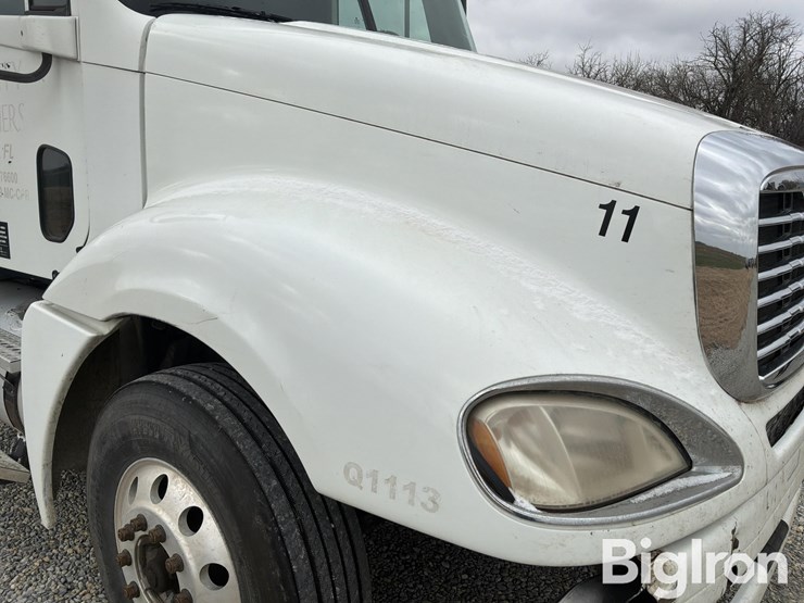 2011-freightliner-columbia-120-image-15