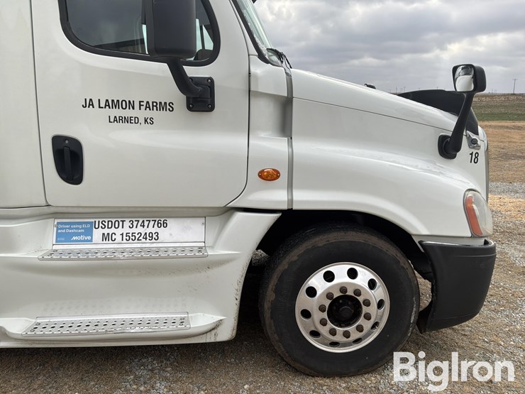 2018-freightliner-cascadia-125-image-16