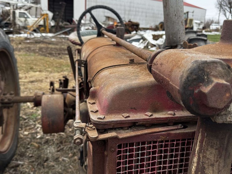 farmall-f-12-narrow-front-on-rubber-image-38