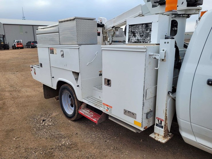 2012-ram-5500-chassis-regular-cab-2d-bucket-truck-image-4