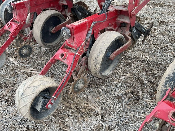 case-ih-cyclo-air-6-row-planter-image-20