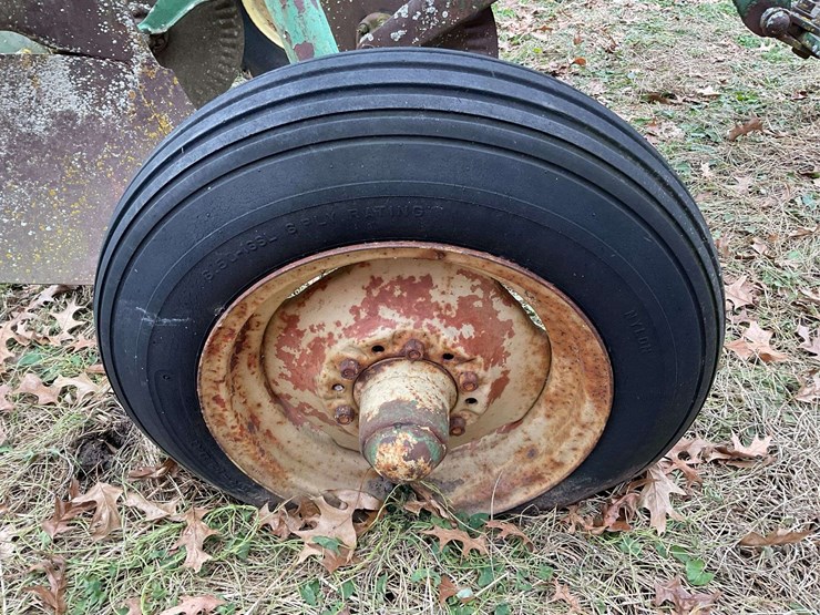 john-deere-pull-tye-4-bottom-plow-on-rubber-image-6
