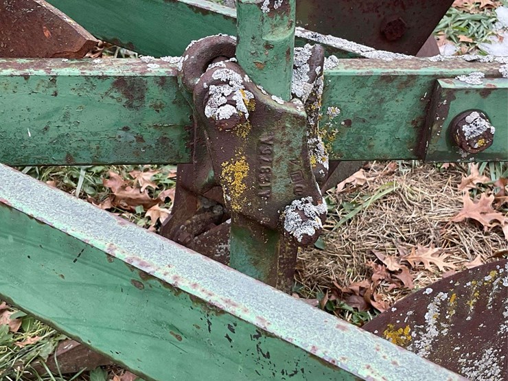 john-deere-pull-tye-4-bottom-plow-on-rubber-image-26