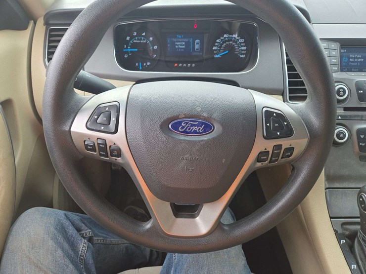 2014-ford-taurus-se-sedan-4d-image-15