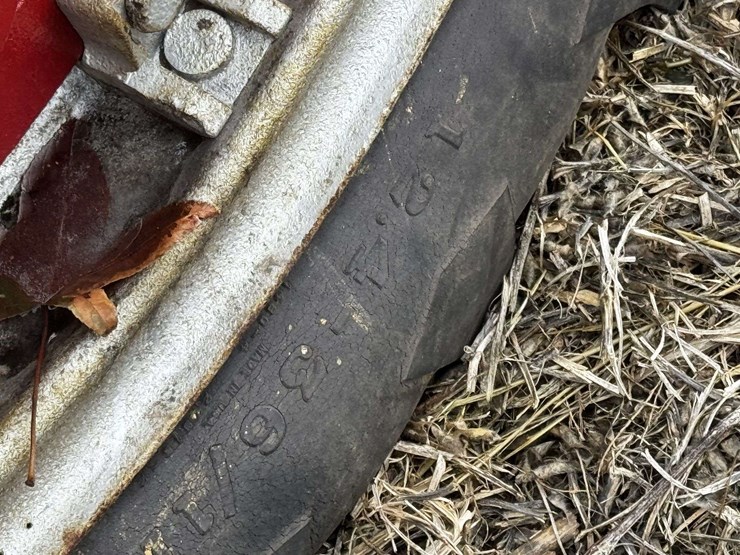 farmall-f-20-narrow-front-on-rubber-image-37