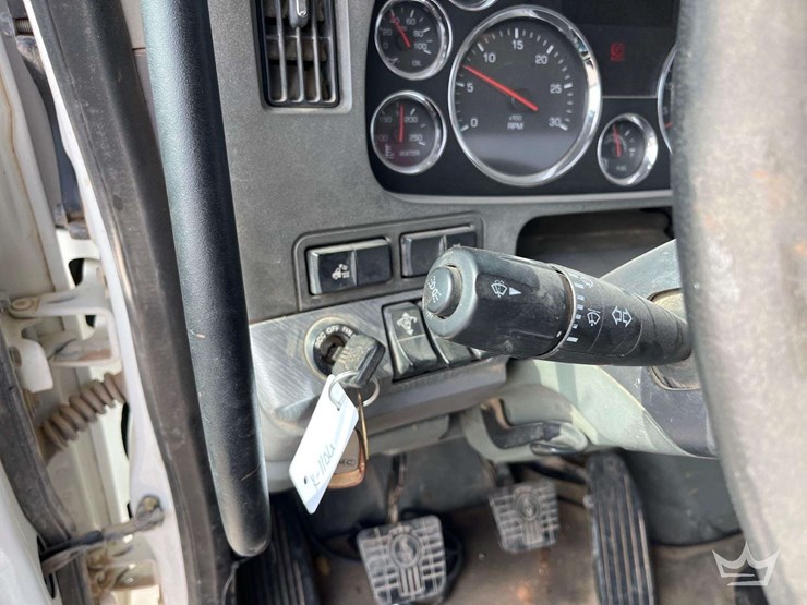 2015-kenworth-t880-image-18