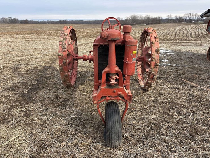 farmall-f-12-single-front-on-rubber-with-cast-steel-rim-and-rear-steel-image-8