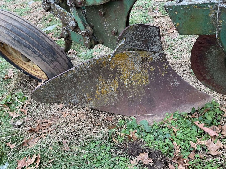 john-deere-pull-tye-4-bottom-plow-on-rubber-image-14