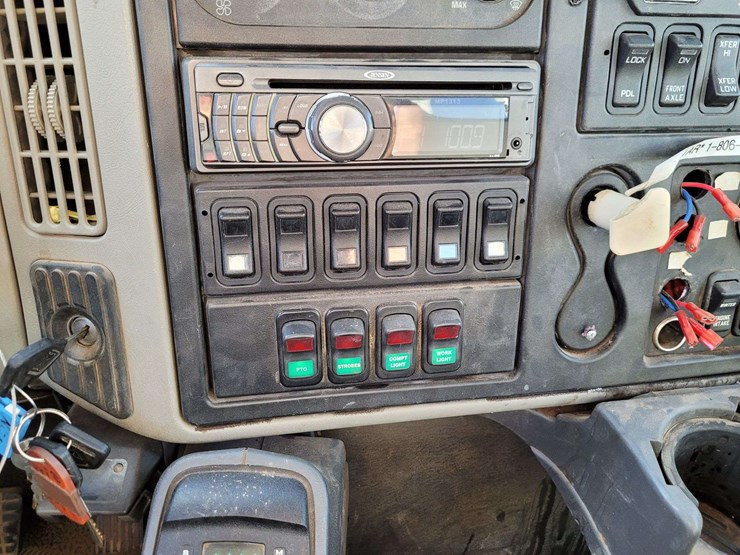 2009-international-harvester-sx525-truck-digger-derrick-truck-image-26