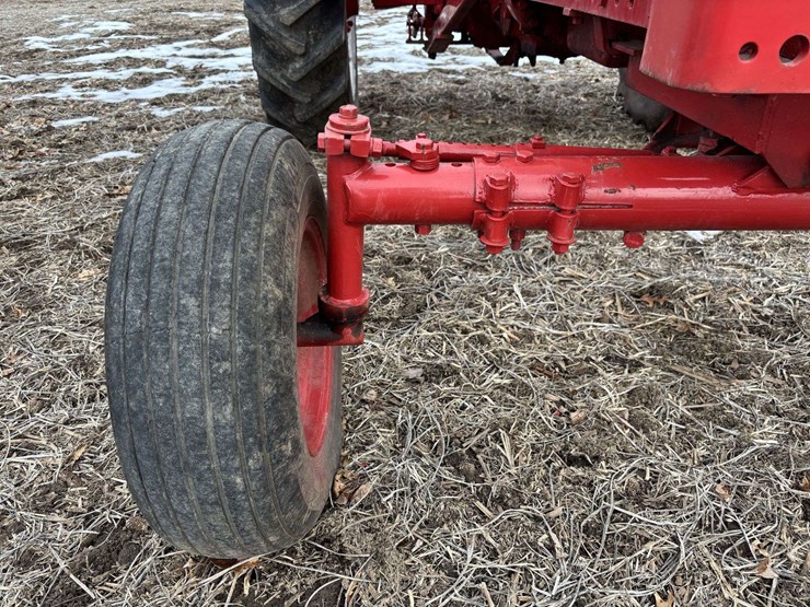 farmall-560-wide-front-(puller?)-image-19