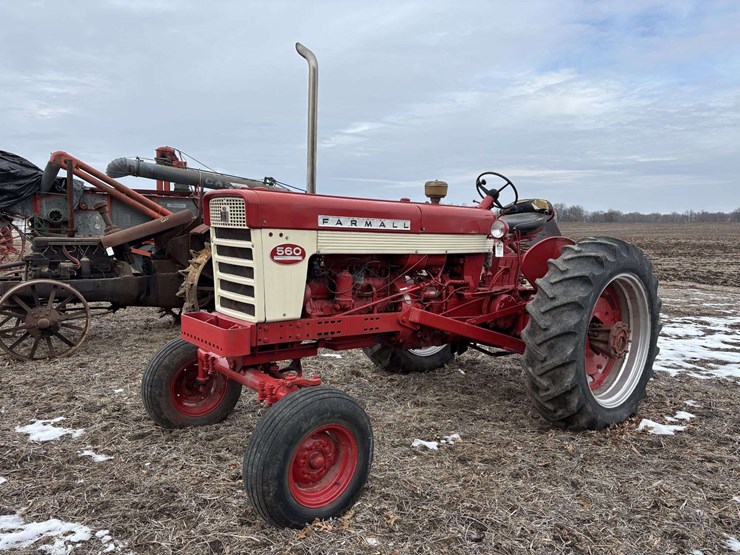 farmall-560-wide-front-(puller?)-image-1