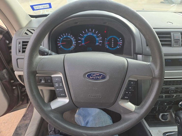 2011-ford-fusion-sedan-image-15