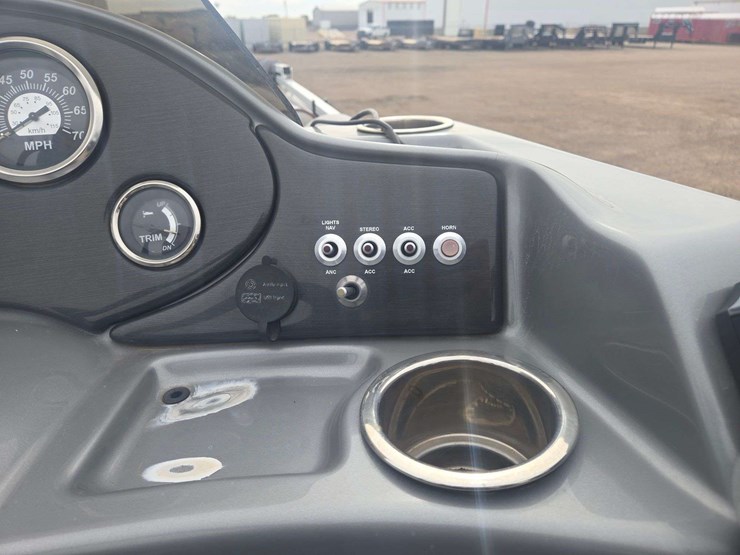 2017-lowe-ss210-pontoon-boat-image-21