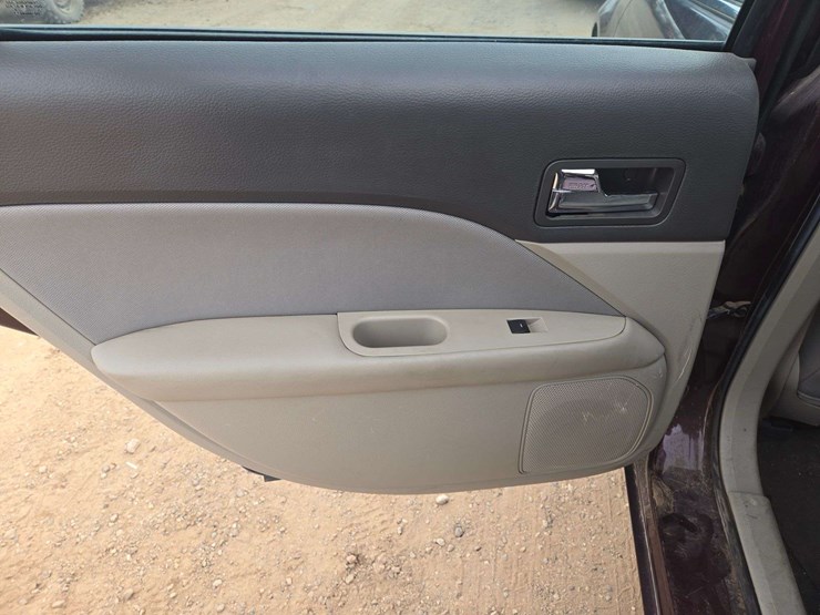 2011-ford-fusion-sedan-image-9