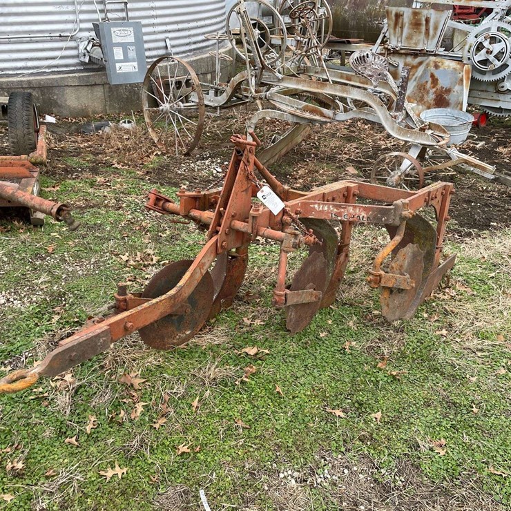 Allis Chalmers 3-Bottom Mounted Plow
