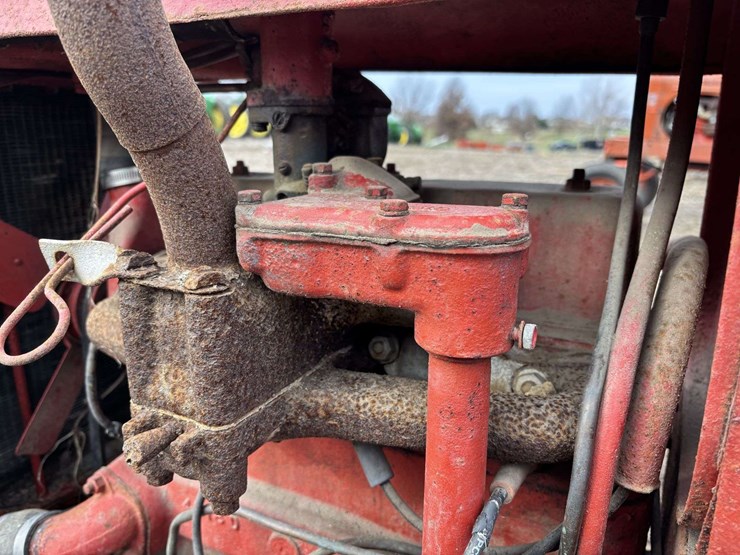 farmall-f-12-single-front-on-rubber-with-cast-steel-rim-and-rear-steel-image-42