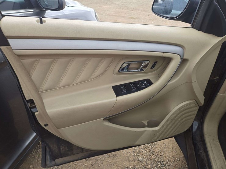 2013-ford-taurus-se-sedan-4d-image-11