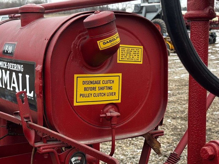 farmall-f-20-narrow-front-on-rubber-image-18