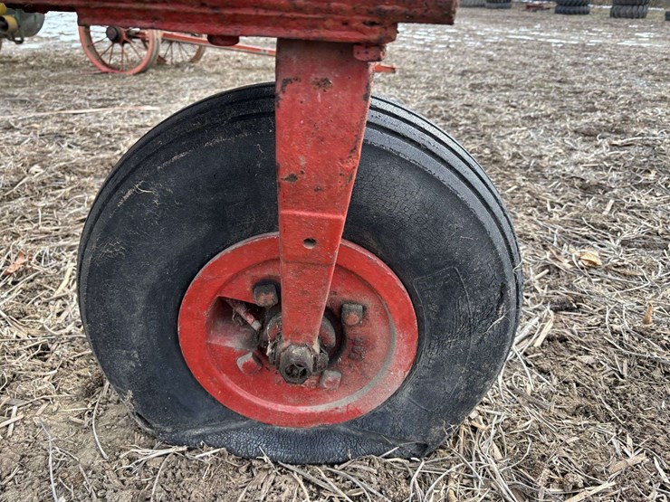 farmall-f-12-single-front-on-rubber-with-cast-steel-rim-and-rear-steel-image-48