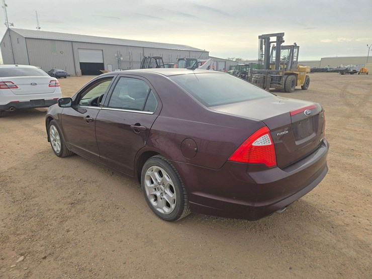 2011-ford-fusion-sedan-image-4