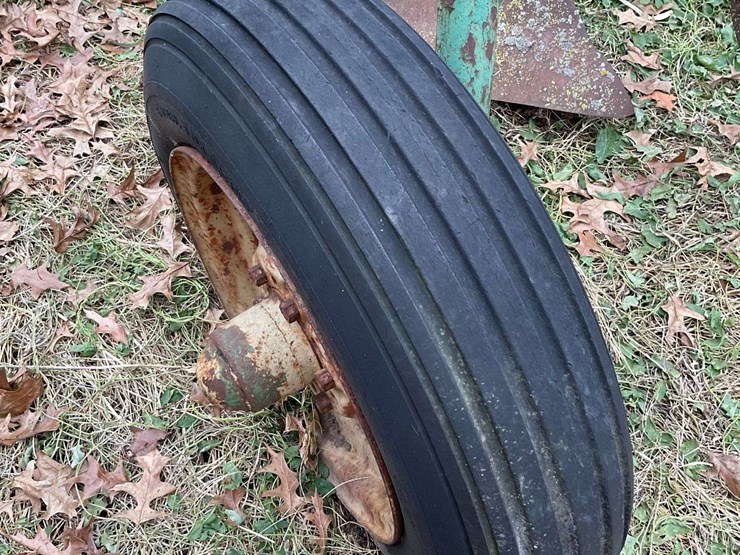 john-deere-pull-tye-4-bottom-plow-on-rubber-image-5