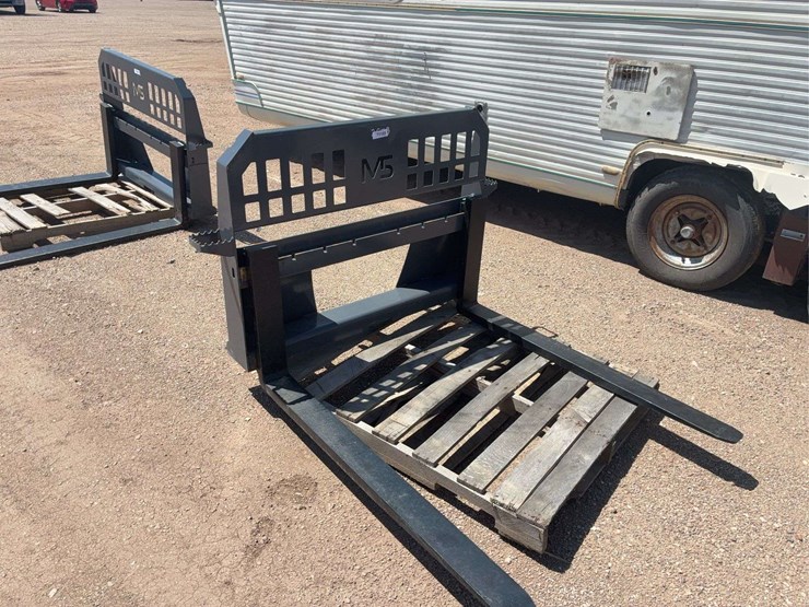 skid-steer-pallet-forks-image-1