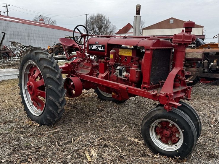 farmall-f-20-narrow-front-on-rubber-image-6