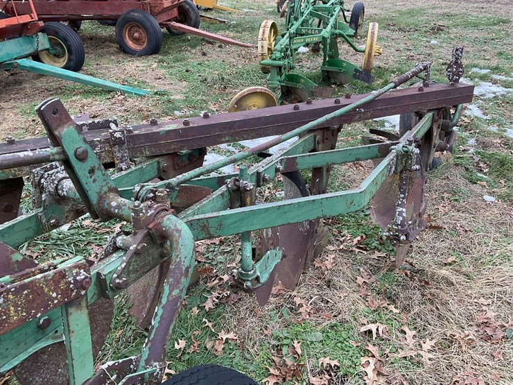 john-deere-pull-tye-4-bottom-plow-on-rubber-image-29