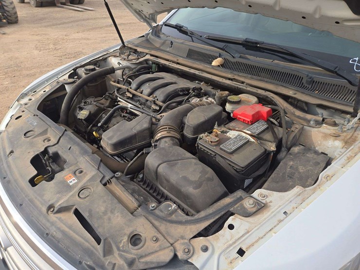 2013-ford-taurus-se-sedan-4d-image-18