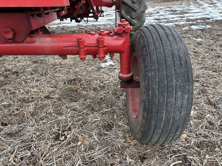 farmall-560-wide-front-(puller?)-image-16