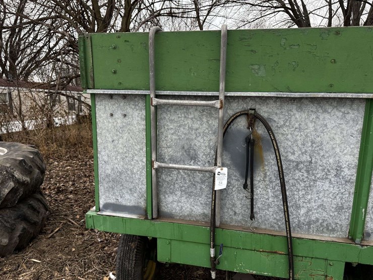 heider-12'-box-wagon-on-john-deere-running-gear-image-11