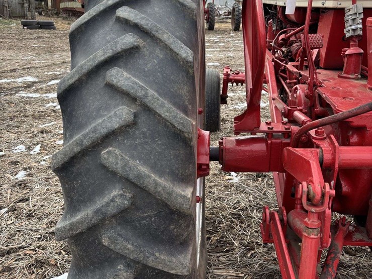 farmall-560-wide-front-(puller?)-image-49