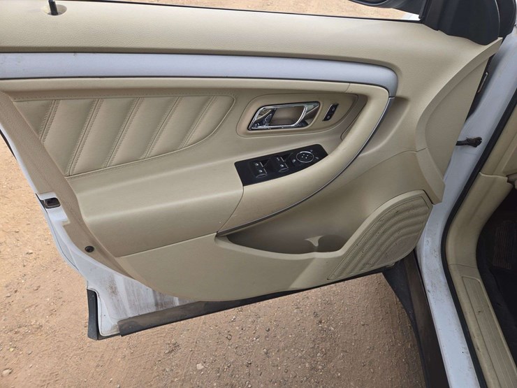 2013-ford-taurus-se-sedan-4d-image-11