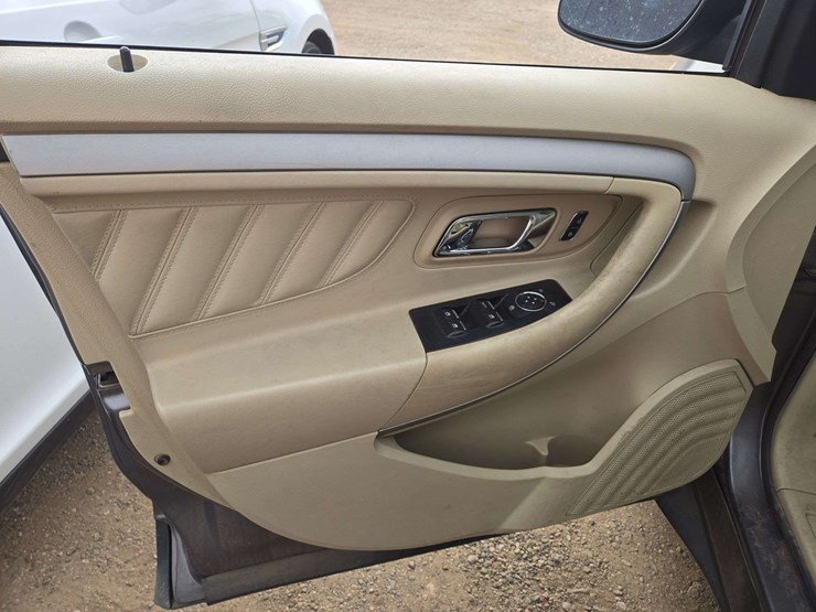 2014-ford-taurus-se-sedan-4d-image-11