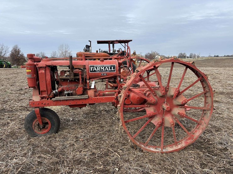 farmall-f-12-single-front-on-rubber-with-cast-steel-rim-and-rear-steel-image-7