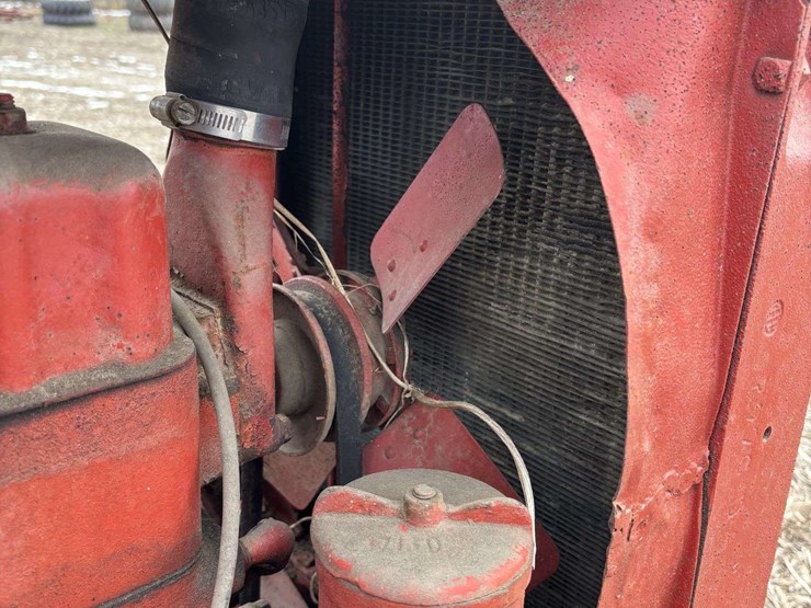 farmall-f-12-single-front-on-rubber-with-cast-steel-rim-and-rear-steel-image-36