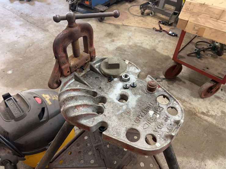 pipe-vise-and-shop-vac-image-5