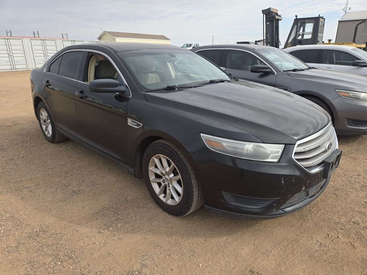 2013-ford-taurus-se-sedan-4d-image-2