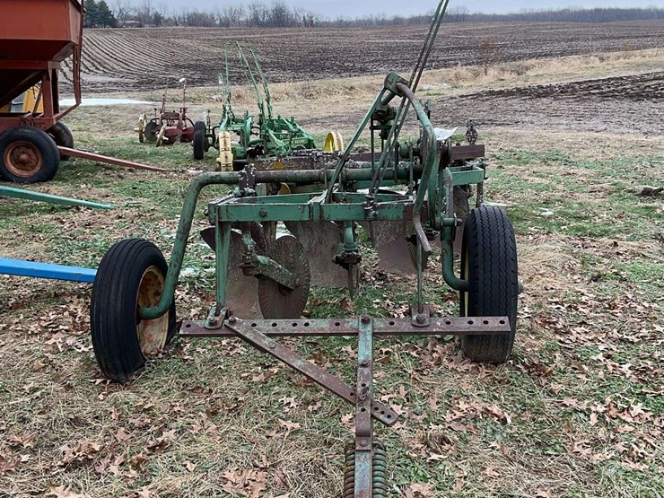 john-deere-pull-tye-4-bottom-plow-on-rubber-image-4