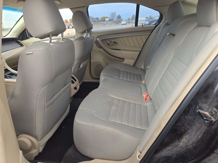 2013-ford-taurus-se-sedan-4d-image-10