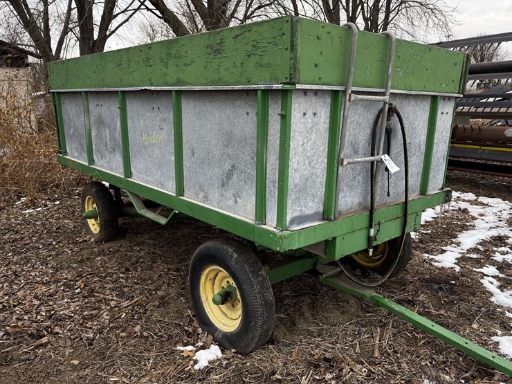 heider-12'-box-wagon-on-john-deere-running-gear-image-7