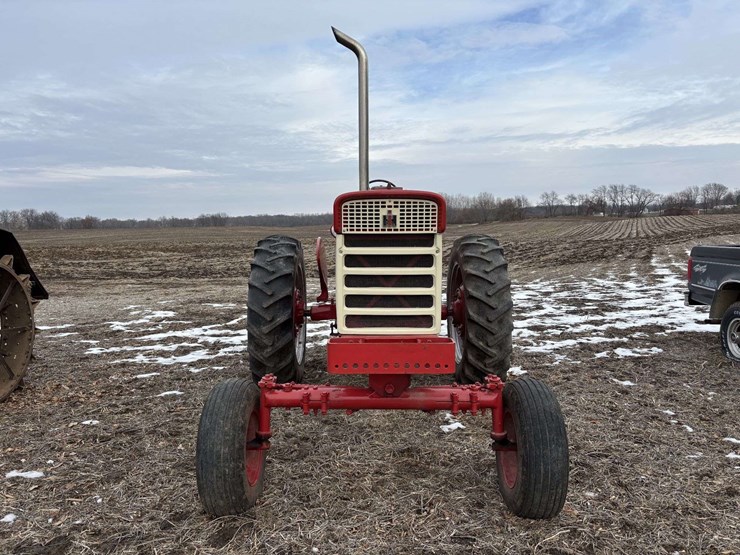 farmall-560-wide-front-(puller?)-image-8