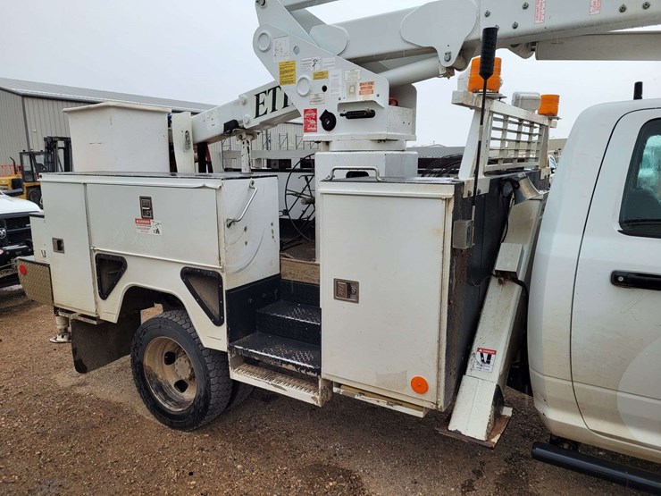 2014-ram-5500-chassis-regular-cab-2d-bucket-truck-image-3