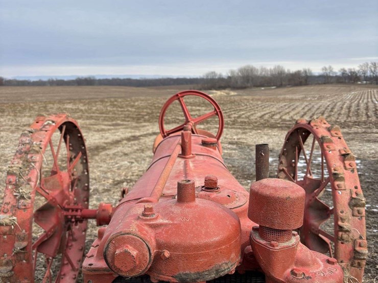 farmall-f-12-single-front-on-rubber-with-cast-steel-rim-and-rear-steel-image-9