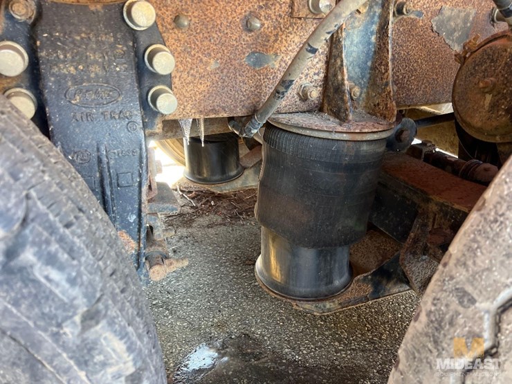 2007-peterbilt-379-tri-axle-dump-truck-image-11