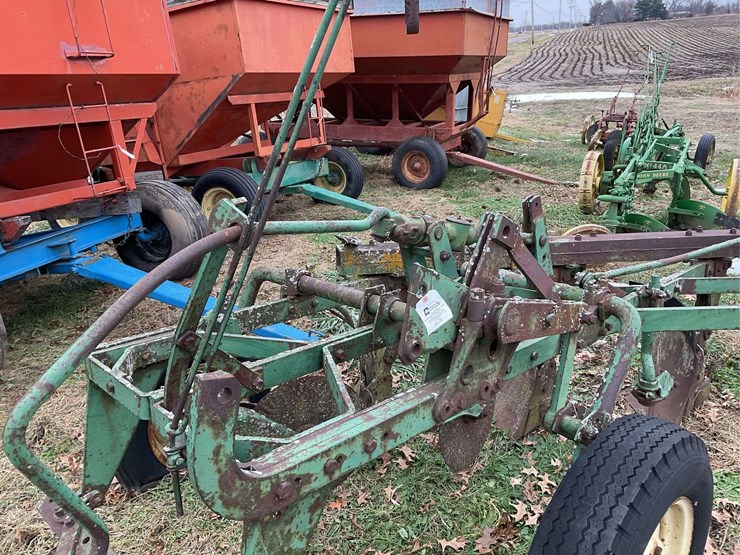 john-deere-pull-tye-4-bottom-plow-on-rubber-image-23