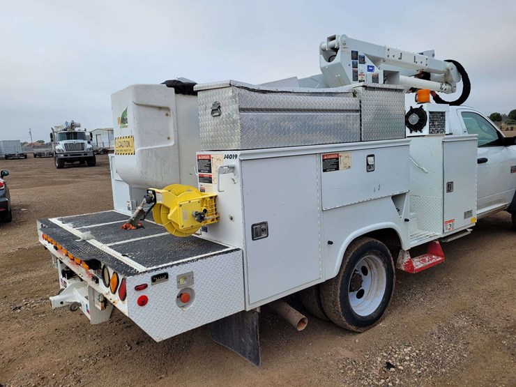 2012-ram-5500-chassis-regular-cab-2d-bucket-truck-image-5