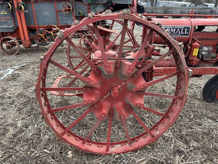 farmall-f-12-single-front-on-rubber-with-cast-steel-rim-and-rear-steel-image-29